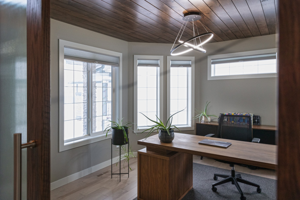 Свежая идея для дизайна: кабинет среднего размера в стиле неоклассика (современная классика) с серыми стенами, светлым паркетным полом, отдельно стоящим рабочим столом, коричневым полом и деревянным потолком - отличное фото интерьера