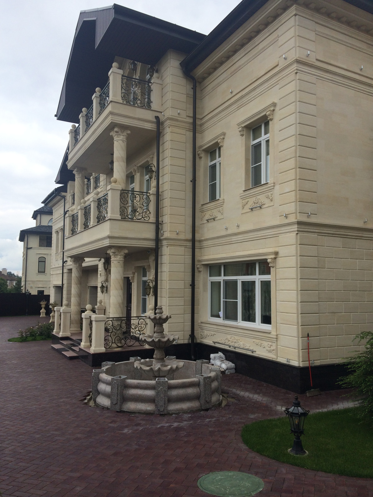 Облицовка фасадов натуральным камнем