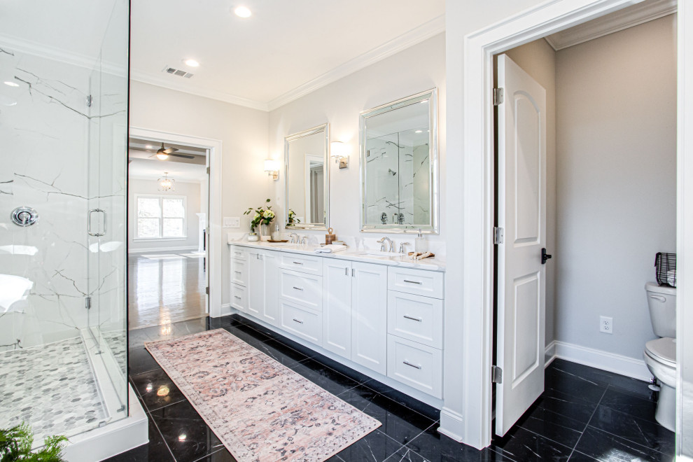 Idéer för att renovera ett mellanstort vintage vit vitt en-suite badrum, med skåp i shakerstil, vita skåp, ett fristående badkar, en dusch i en alkov, vit kakel, porslinskakel, grå väggar, klinkergolv i porslin, ett undermonterad handfat, bänkskiva i kvarts, svart golv och dusch med gångjärnsdörr