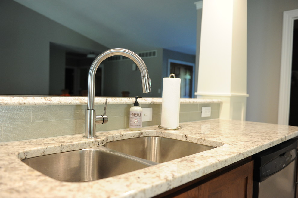 Example of a transitional home design design in Chicago
