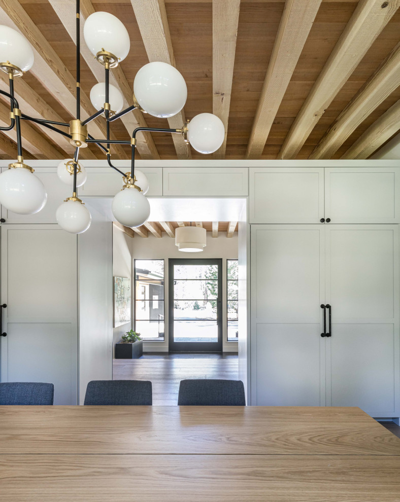 Example of a mountain style home design design in Sacramento