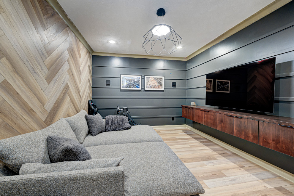 Mittelgroßes, Abgetrenntes Modernes Wohnzimmer mit bunten Wänden, TV-Wand, hellem Holzboden, braunem Boden und Wandpaneelen in Indianapolis