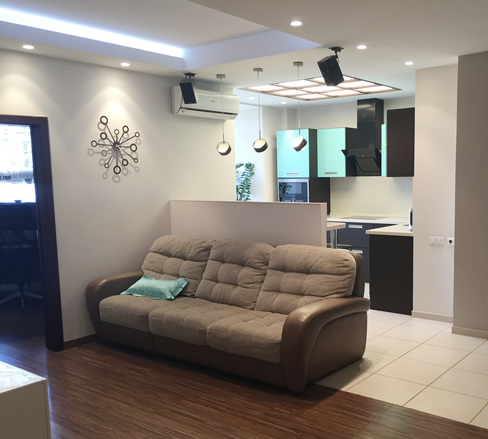 кухня-гостиная с уютным диваном