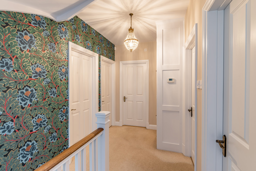 Exemple d'un couloir craftsman avec un mur multicolore, moquette, un sol beige et du papier peint.