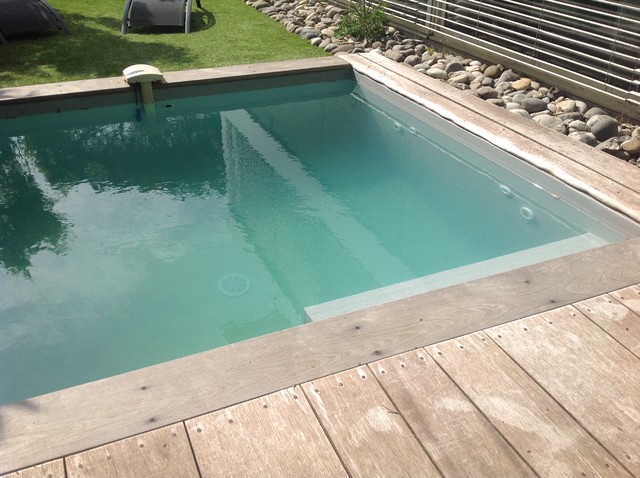 TERRASSE ORIGINALE Get GAZON SYNTHETIQUE contemporary-pools-and-hot-tubs