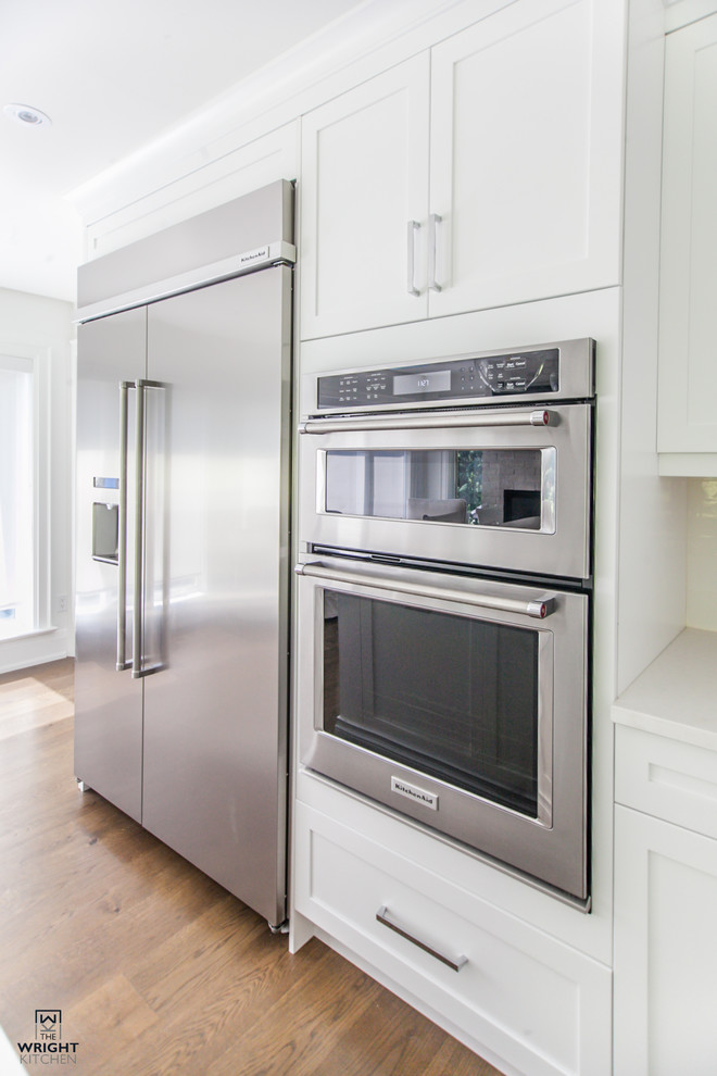 Kitchen - transitional kitchen idea in Toronto