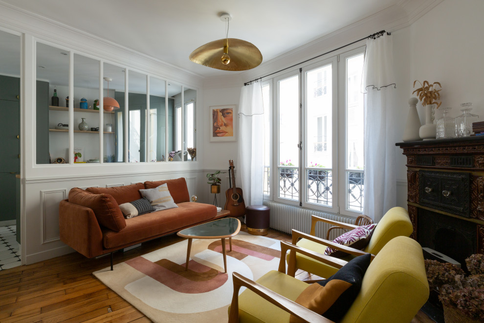 Inspiration for a contemporary living room remodel in Paris