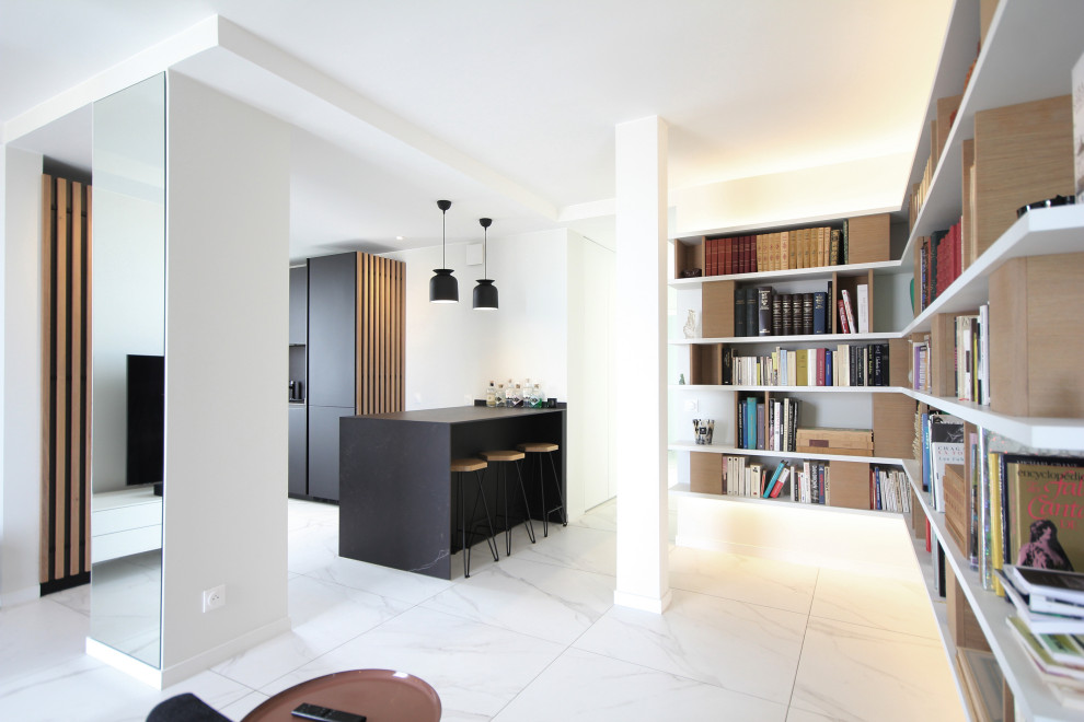 Ejemplo de sala de estar con biblioteca abierta moderna grande con paredes blancas, suelo de mármol, suelo blanco y bandeja