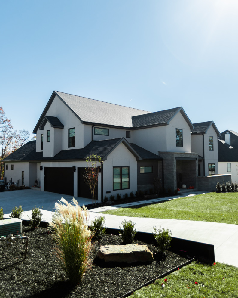 Пример оригинального дизайна: большой, двухэтажный, серый дом в стиле лофт с черной крышей