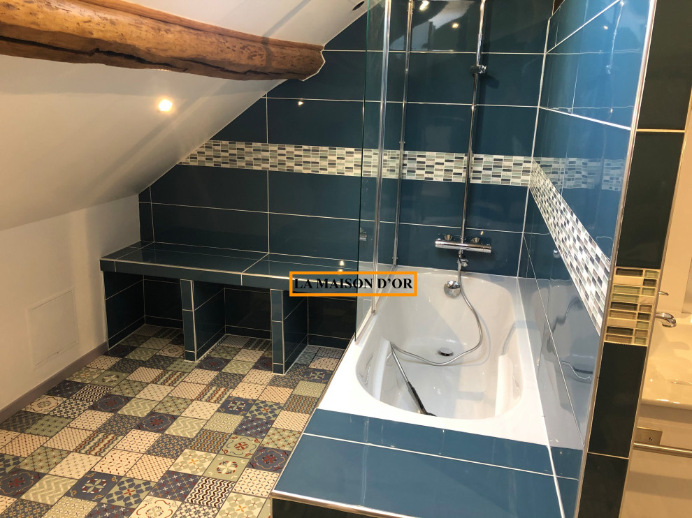 Inspiration for a mid-sized beach style 3/4 bathroom in Paris with a wall-mount toilet, green walls, vinyl floors, a trough sink and blue floor.