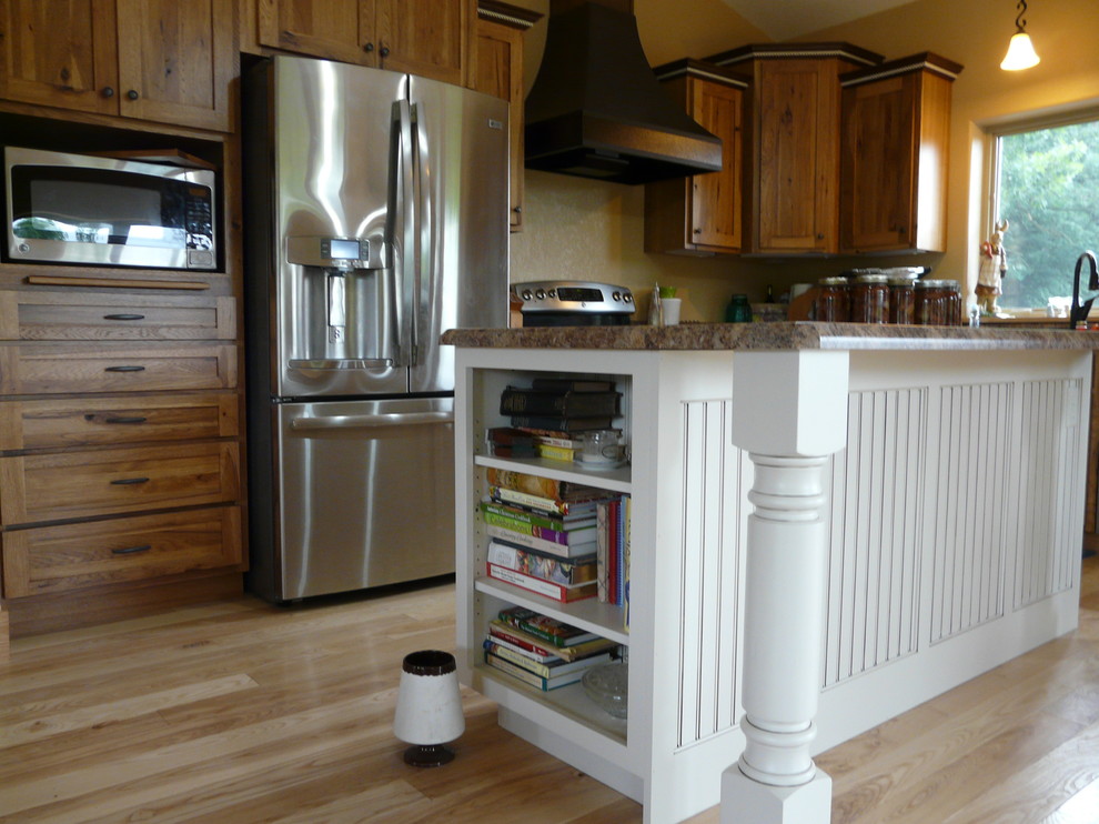 Inspiration for a rustic kitchen remodel in Cedar Rapids