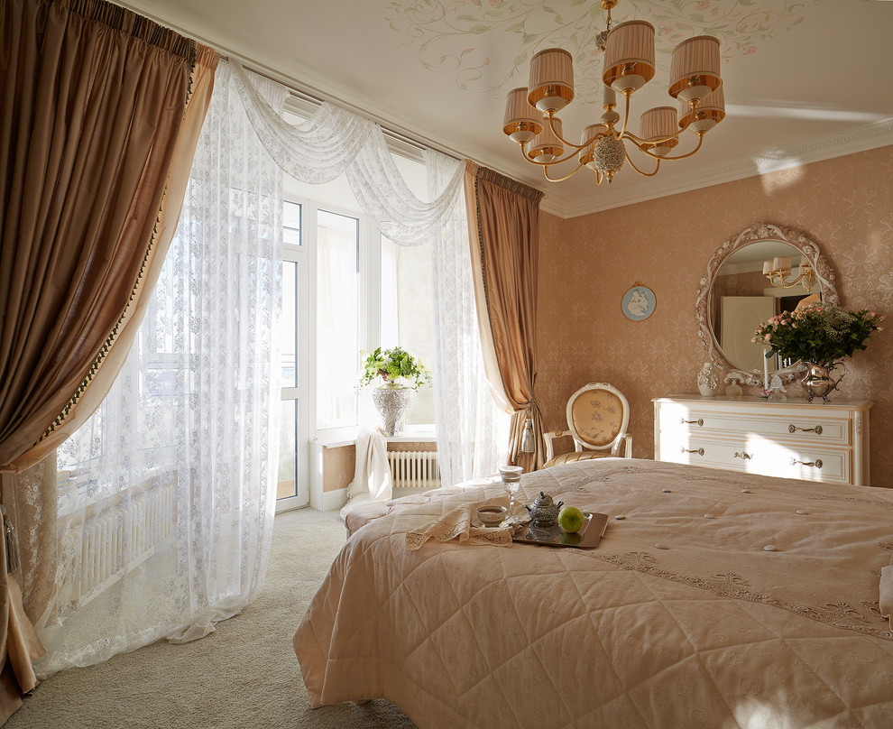 На фото: хозяйская спальня среднего размера с розовыми стенами и ковровым покрытием без камина с