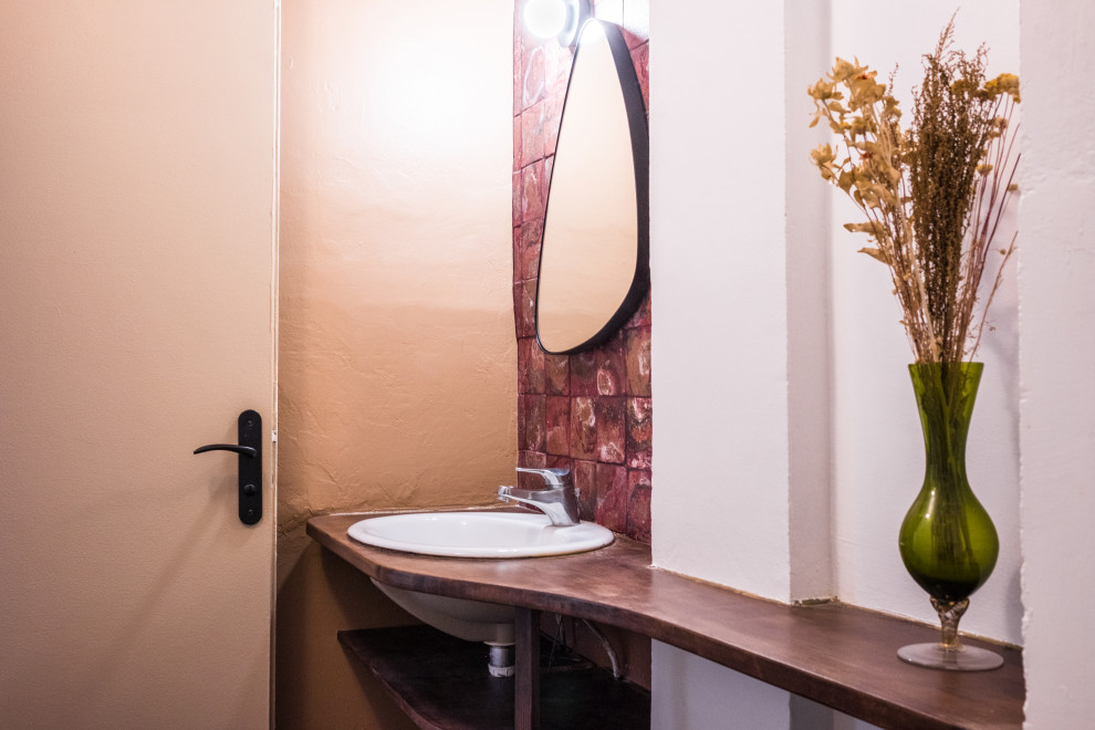 На фото: маленькая, узкая и длинная ванная комната в современном стиле с открытым душем, красной плиткой, цементной плиткой, бежевыми стенами, полом из керамической плитки, душевой кабиной, врезной раковиной, столешницей из дерева, серым полом, шторкой для ванной и тумбой под одну раковину для на участке и в саду с