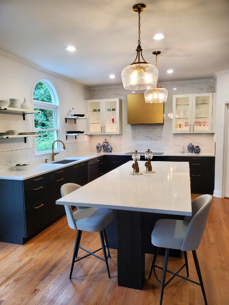 Exempel på ett mellanstort lantligt vit vitt kök, med en enkel diskho, luckor med glaspanel, svarta skåp, bänkskiva i kvarts, vitt stänkskydd, stänkskydd i stenkakel, rostfria vitvaror, ljust trägolv, en köksö och flerfärgat golv