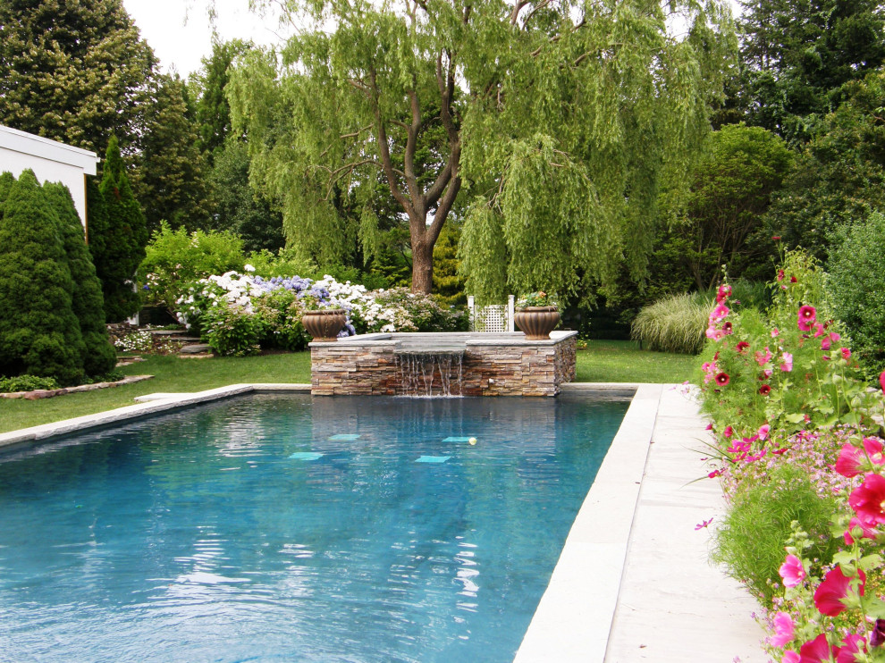 Ejemplo de piscinas y jacuzzis tradicionales de tamaño medio rectangulares en patio lateral con suelo de baldosas