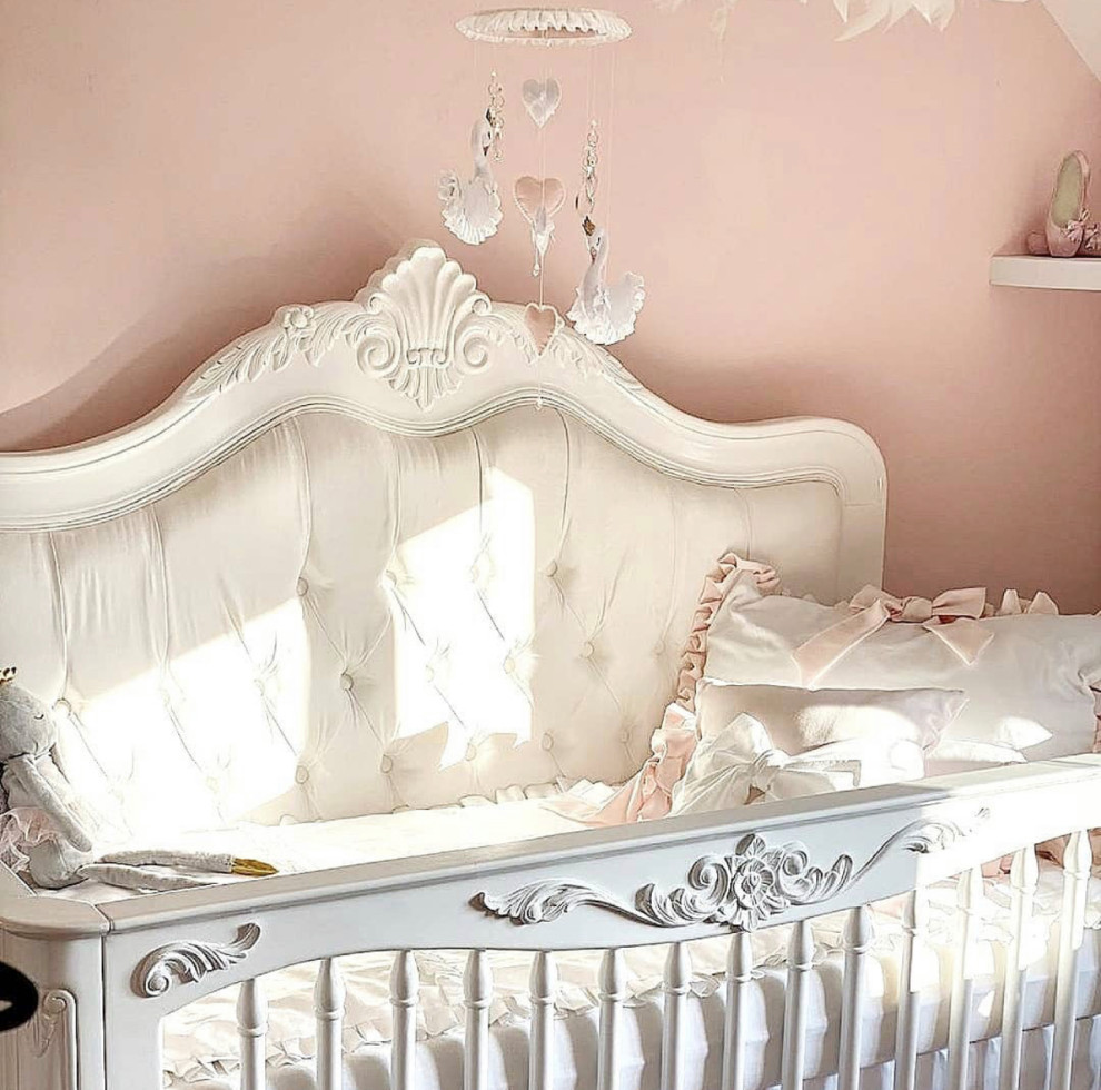 На фото: комната для малыша в викторианском стиле