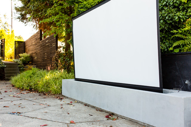Pop-Up Projector Screen Makes for a Cool Outdoor Movie Experience