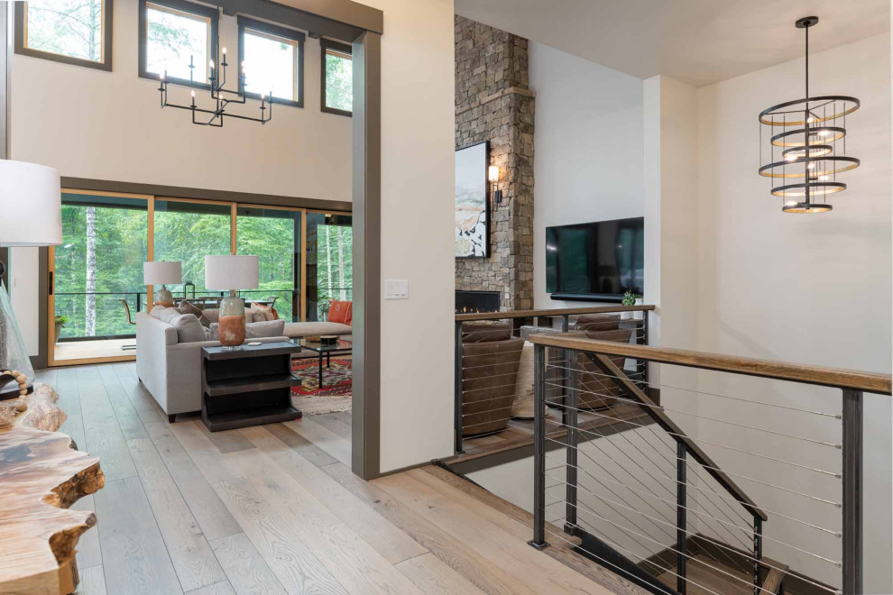 Home design - mid-sized transitional home design idea