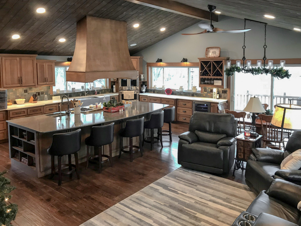 Amerikansk inredning av ett stort grå grått kök, med en rustik diskho, skåp i shakerstil, skåp i mellenmörkt trä, flerfärgad stänkskydd, stänkskydd i stenkakel, rostfria vitvaror, mellanmörkt trägolv, en köksö och brunt golv