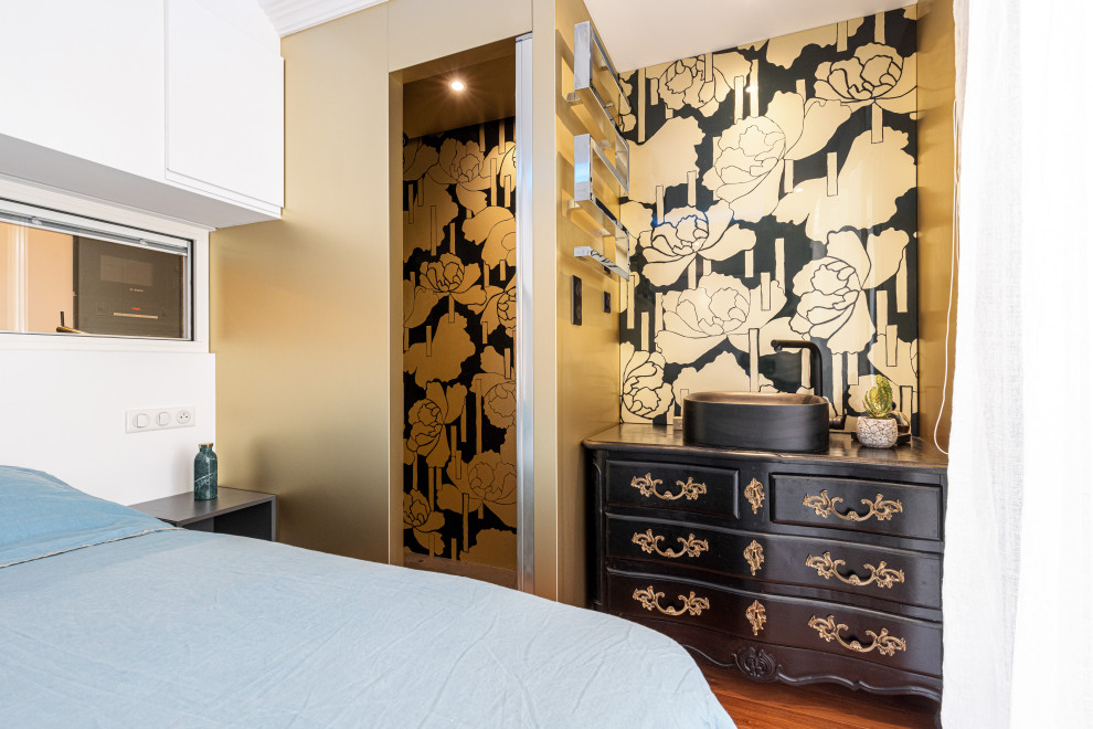 Kleines Klassisches Hauptschlafzimmer mit beiger Wandfarbe und hellem Holzboden in Nizza