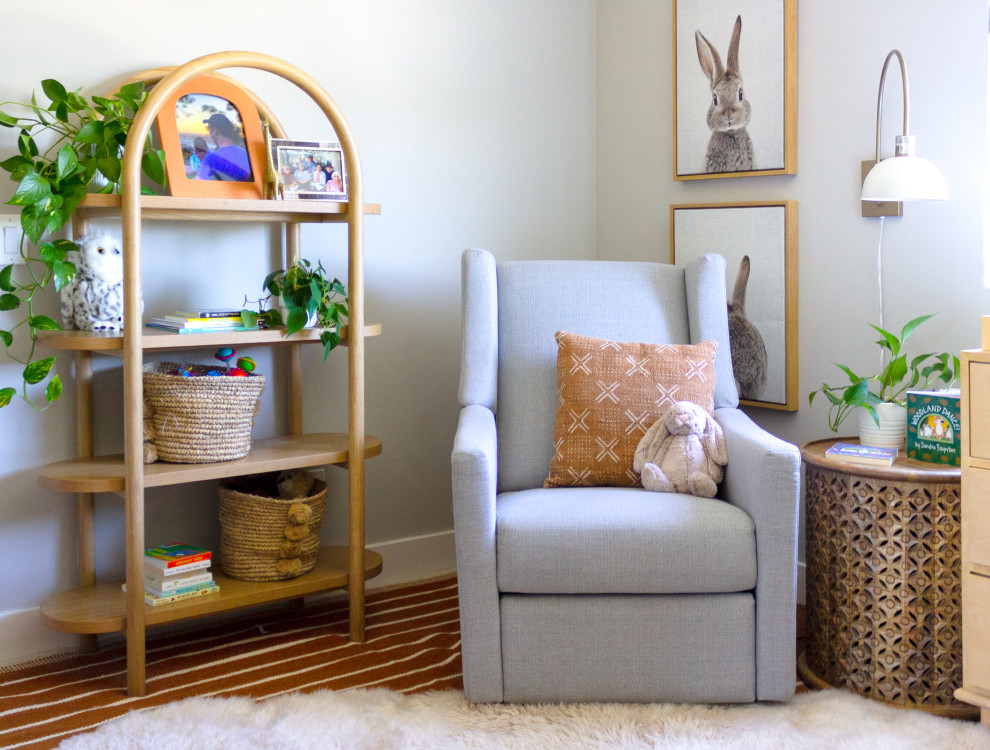 На фото: маленькая нейтральная комната для малыша в современном стиле с белыми стенами, ковровым покрытием и оранжевым полом для на участке и в саду