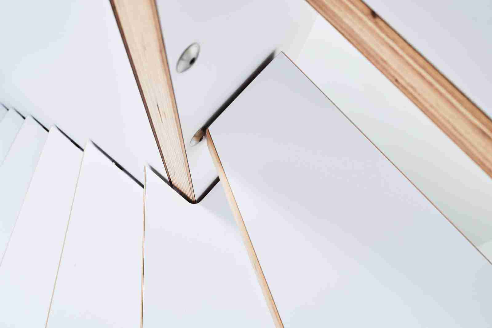 Больцевая лестница из панели BauBuche с белой матовой поверхностью