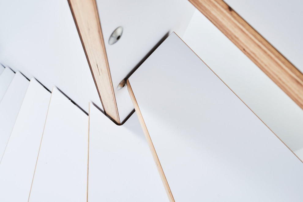 Больцевая лестница из панели BauBuche с белой матовой поверхностью