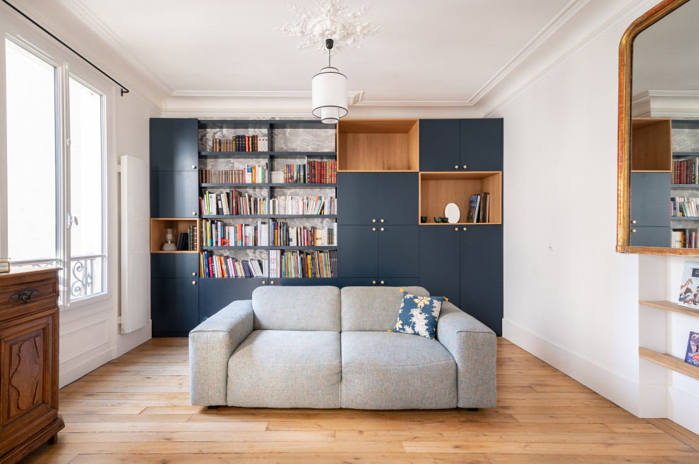 Idee per un grande soggiorno minimal chiuso con libreria, pareti bianche, parquet chiaro e camino classico