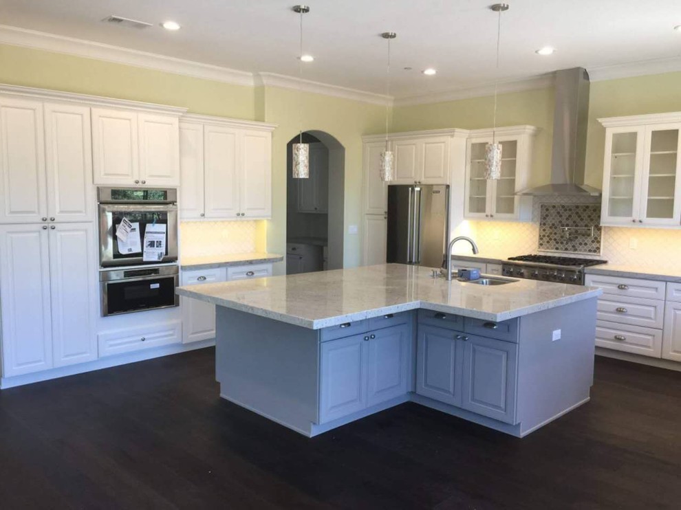 Transitional kitchen photo in Sacramento