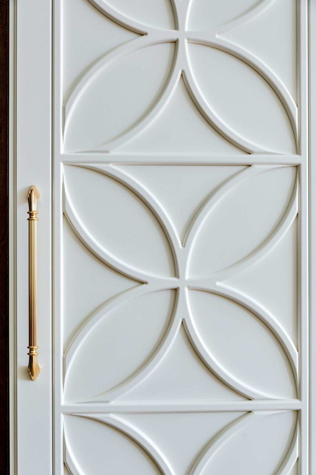 Просторная гостинная с функциональной мебелью