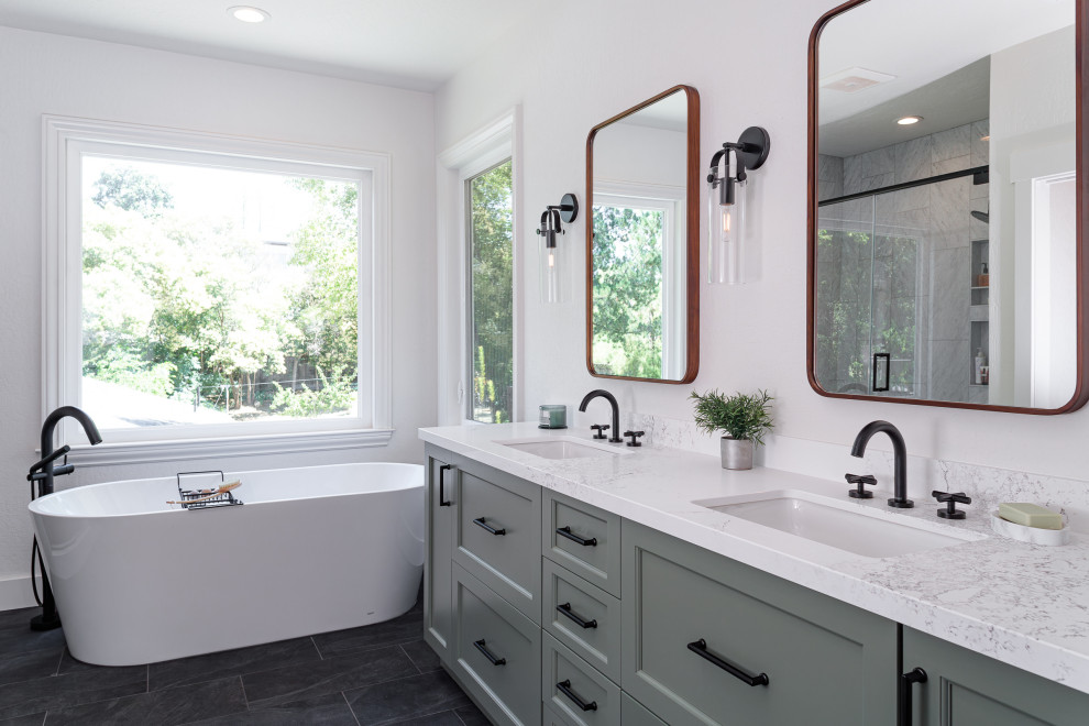 Idéer för ett klassiskt vit badrum, med gröna skåp, ett fristående badkar, vita väggar, klinkergolv i porslin, ett undermonterad handfat, bänkskiva i kvarts och grått golv