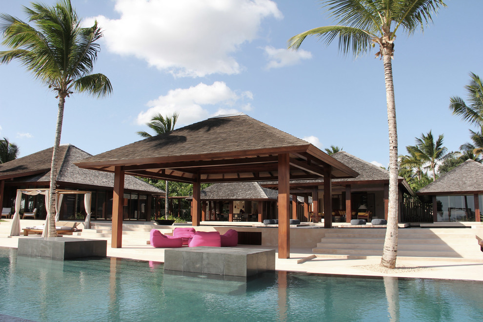 Großer Asiatischer Infinity-Pool in rechteckiger Form mit Natursteinplatten