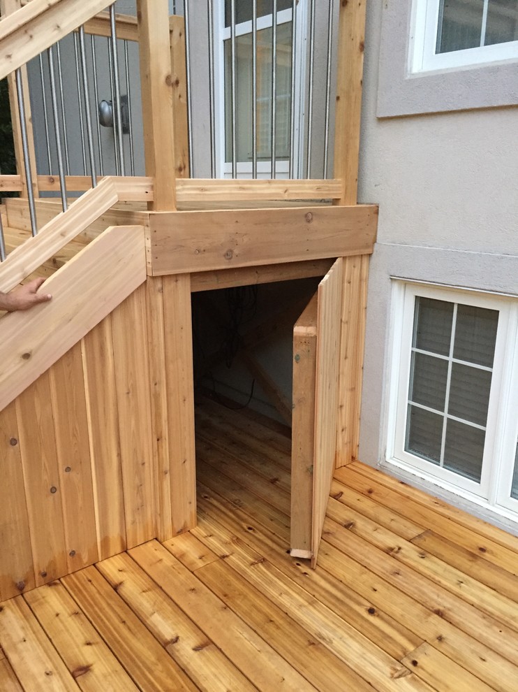 Photo of an arts and crafts backyard deck in Ottawa.