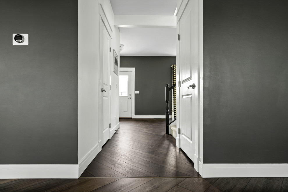 Идея дизайна: большой коридор в стиле фьюжн с разноцветными стенами, полом из винила и серым полом