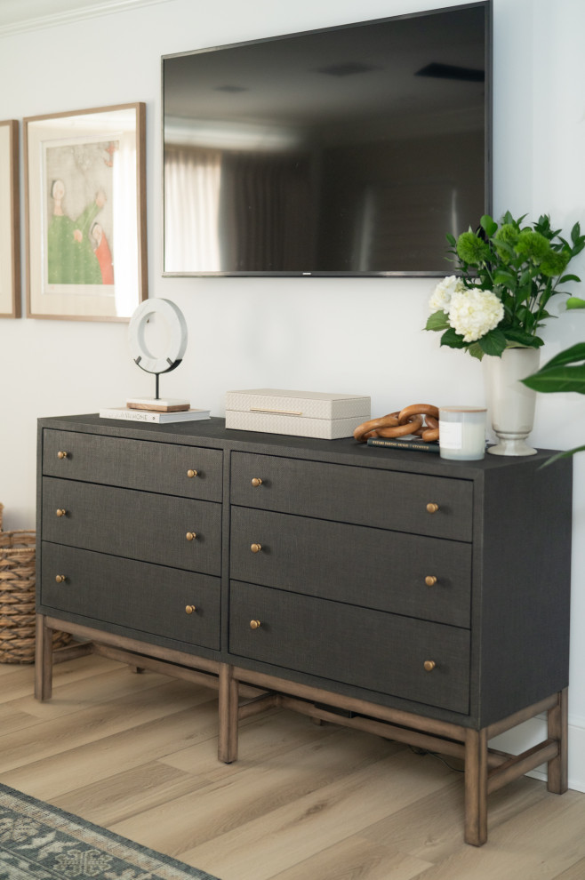 Example of a transitional home design design in Miami