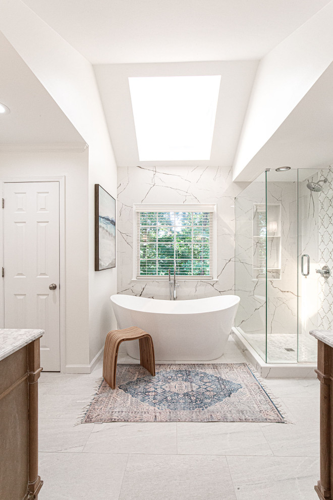 Aménagement d'une salle de bain principale classique en bois clair de taille moyenne avec une baignoire indépendante, un plan de toilette en quartz modifié, meuble simple vasque et meuble-lavabo sur pied.