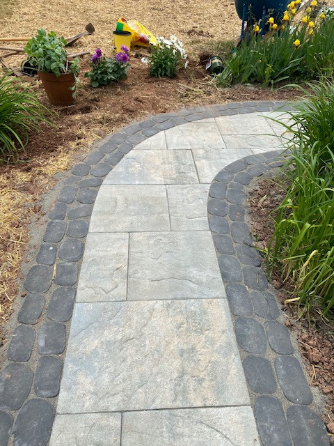 Cambridge Oceanside Pavers with coal river rock border