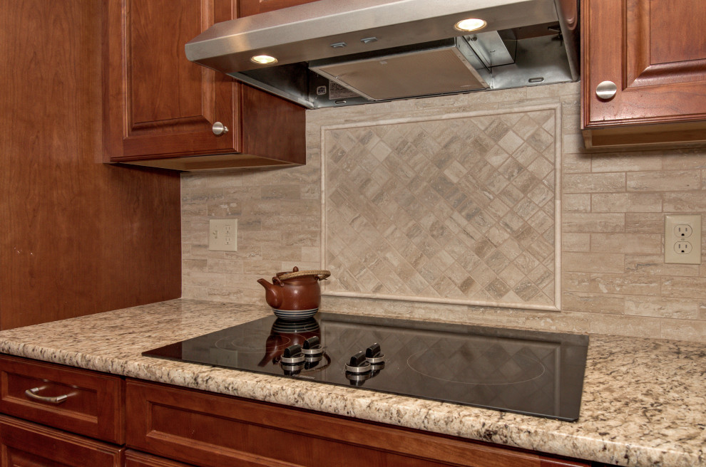 Kitchen - traditional kitchen idea in Denver