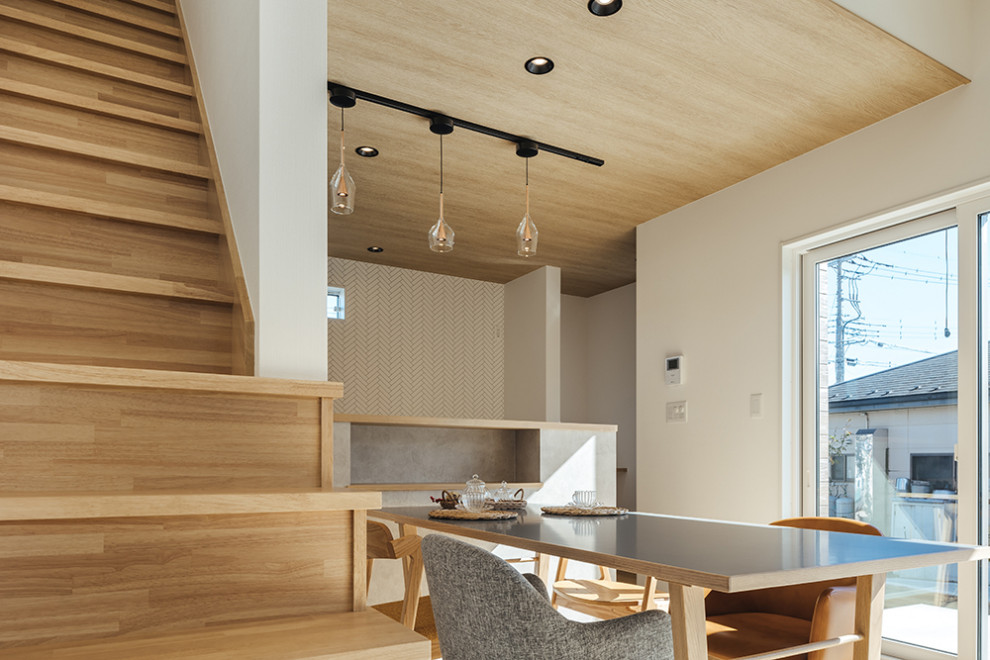 Стильный дизайн: гостиная-столовая среднего размера с белыми стенами, бежевым полом, потолком с обоями, деревянными стенами и светлым паркетным полом - последний тренд