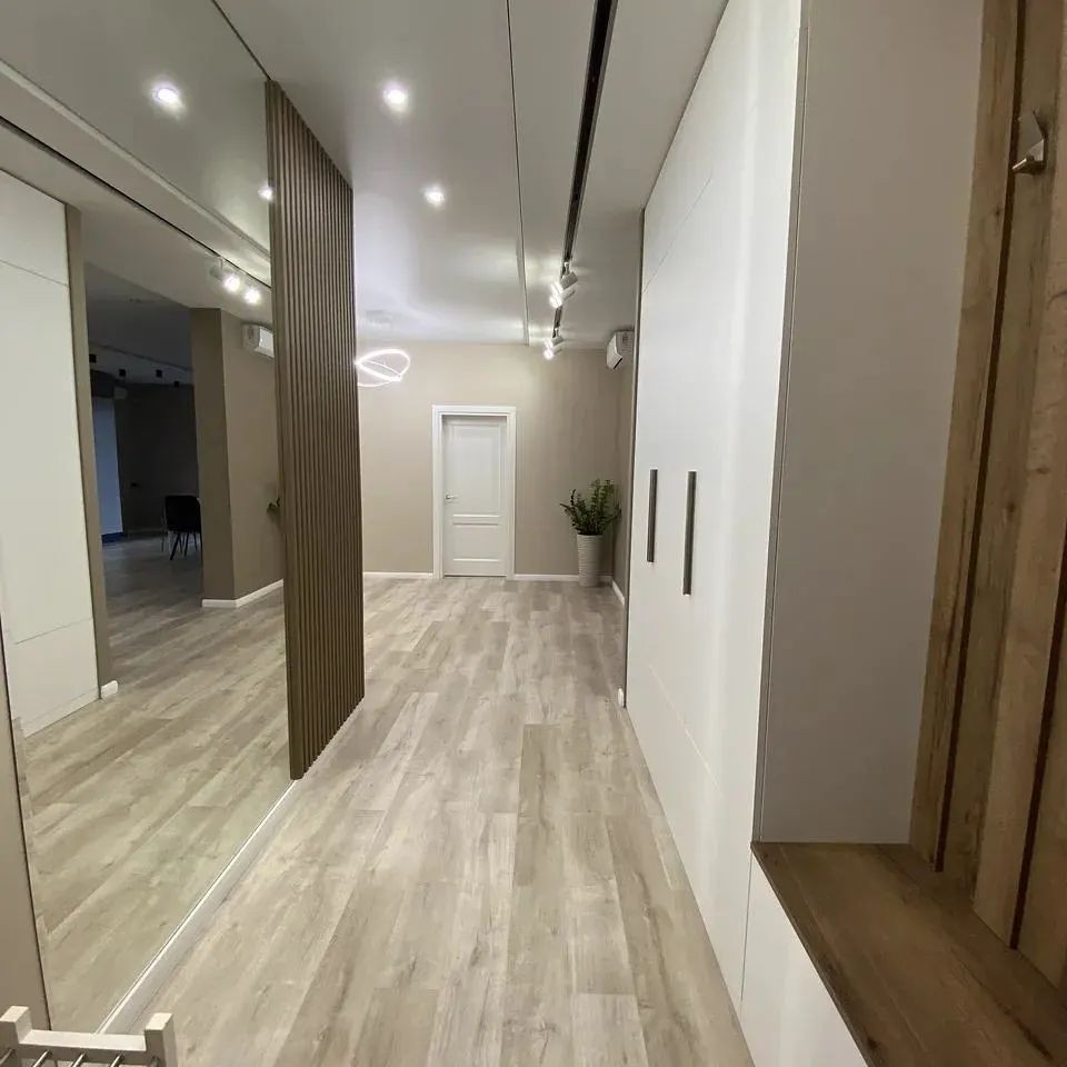 Современный ремонт квартиры с белой кухней