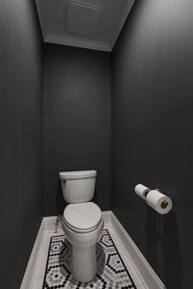 Пример оригинального дизайна: главная ванная комната среднего размера в стиле неоклассика (современная классика) с фасадами с утопленной филенкой, черными фасадами, душевой комнатой, белой плиткой, керамогранитной плиткой, белыми стенами, полом из мозаичной плитки, врезной раковиной, столешницей из кварцита, белым полом, душем с распашными дверями, белой столешницей, сиденьем для душа, тумбой под две раковины и напольной тумбой