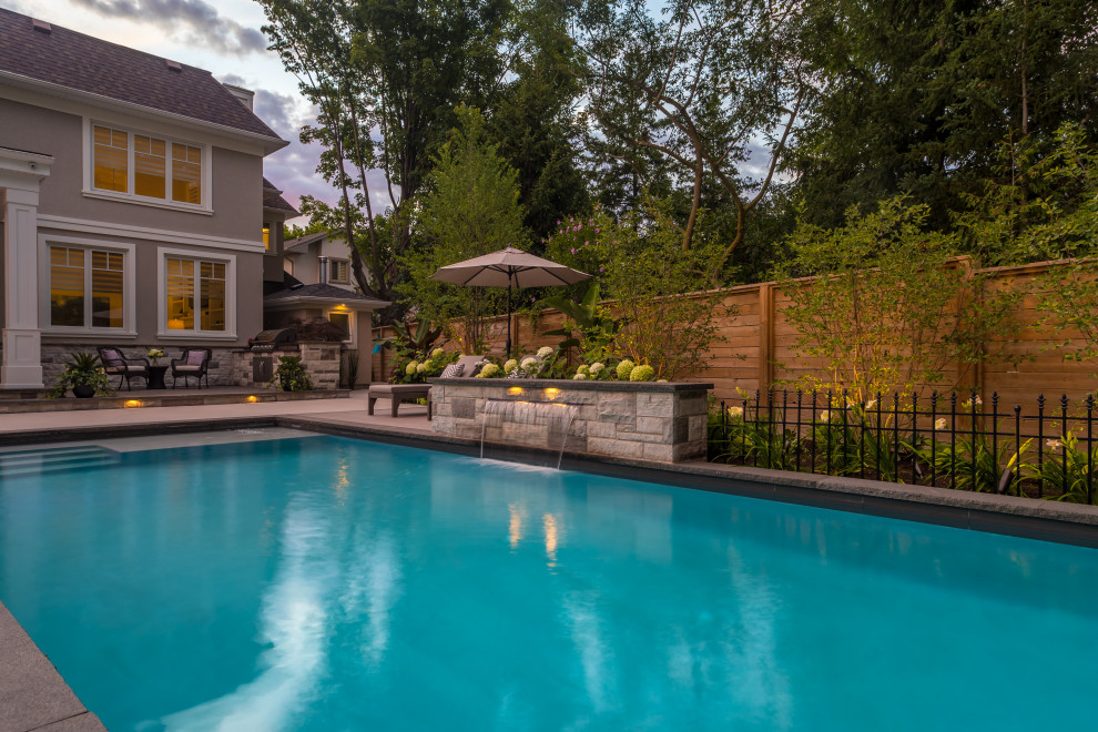 Design ideas for a mid-sized transitional landscaping in Toronto.
