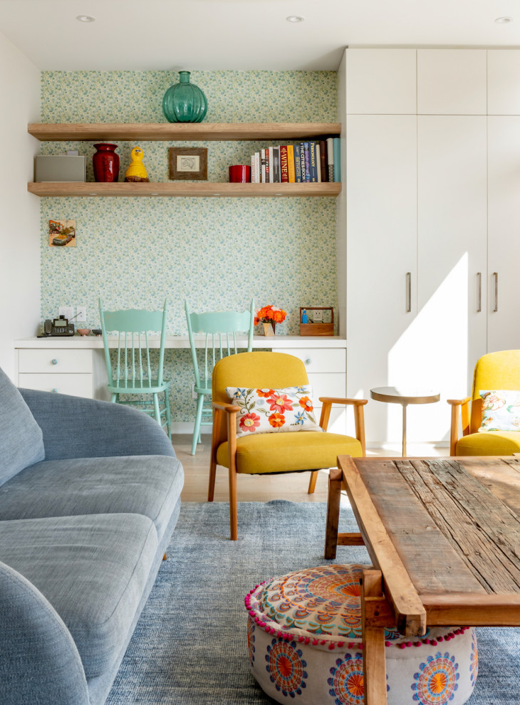 Esempio di un grande soggiorno design aperto con pareti verdi, parquet chiaro e pavimento beige