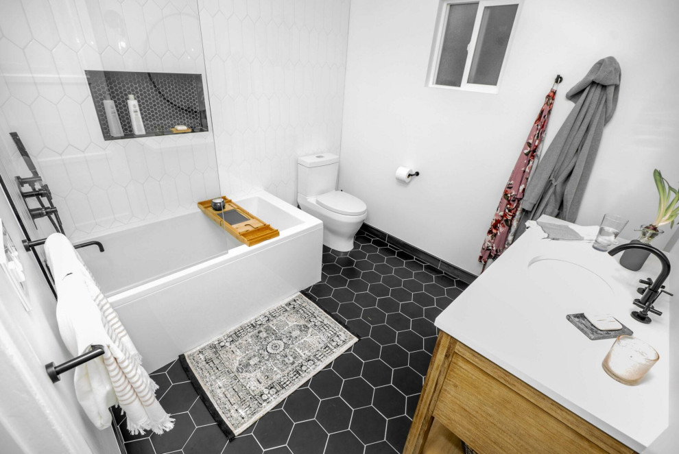 Идея дизайна: детская ванная комната среднего размера в стиле модернизм с фасадами островного типа, фасадами цвета дерева среднего тона, угловой ванной, душем над ванной, черно-белой плиткой, плиткой мозаикой, белыми стенами, полом из керамической плитки, врезной раковиной, столешницей из кварцита, черным полом, душем с распашными дверями, белой столешницей, нишей, тумбой под одну раковину и напольной тумбой