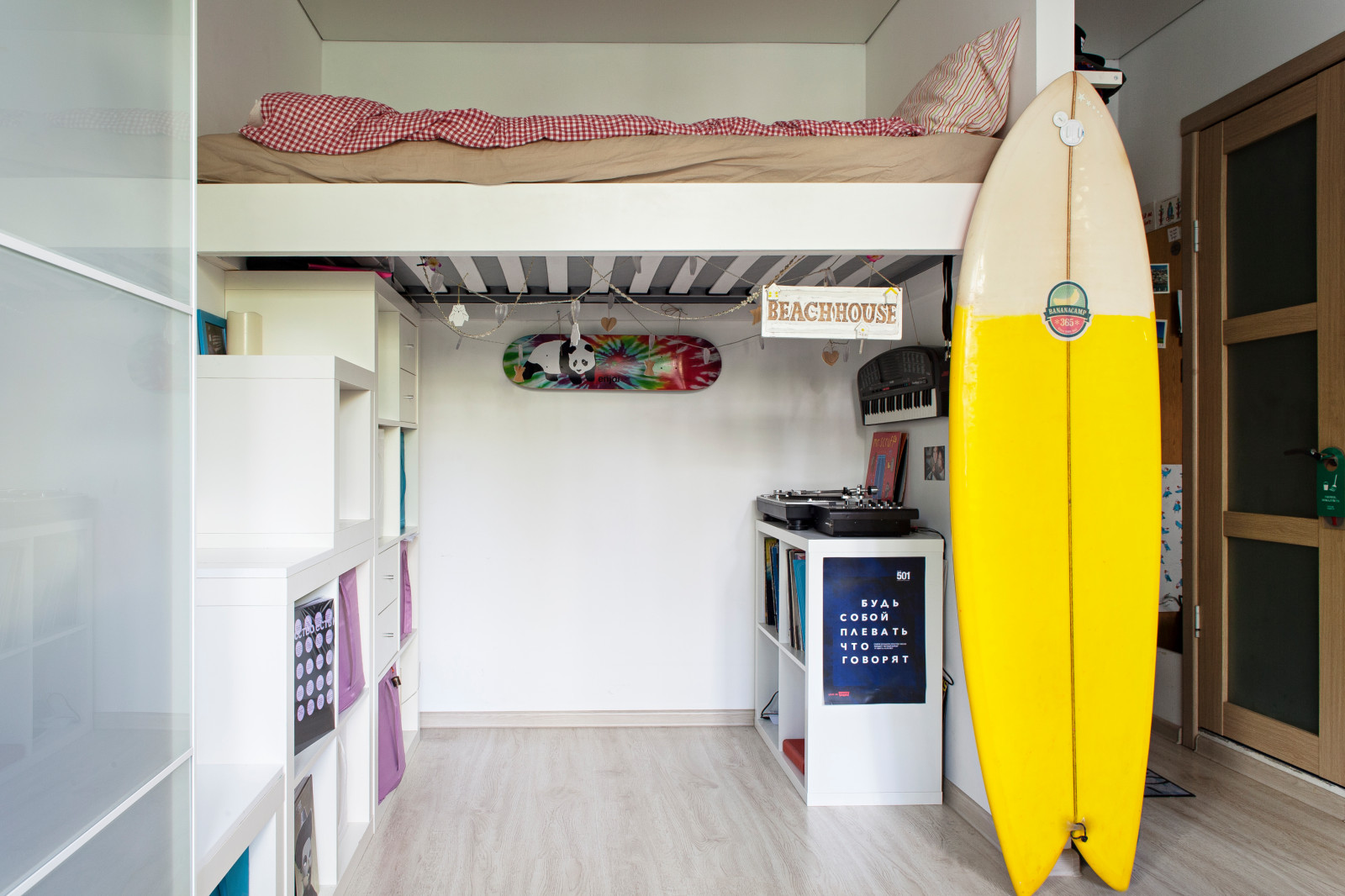 Небольшая, уютная квартира-студия.