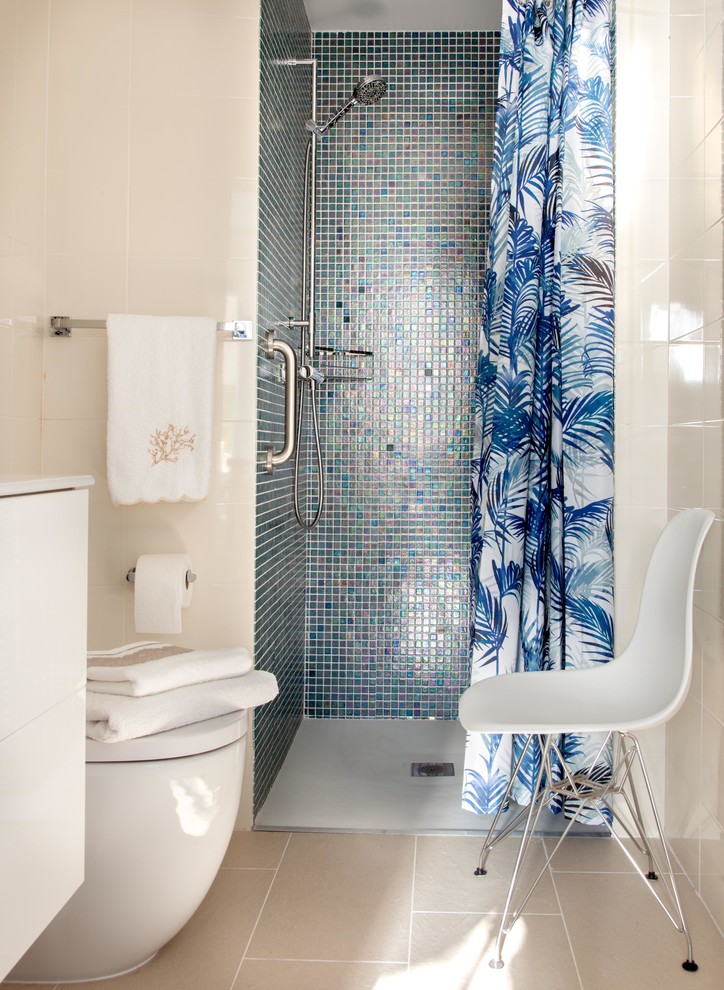 Design ideas for a small modern 3/4 bathroom in Madrid with flat-panel cabinets, white cabinets, a curbless shower, a one-piece toilet, beige tile, ceramic tile, beige walls, ceramic floors, a drop-in sink, beige floor and a shower curtain.