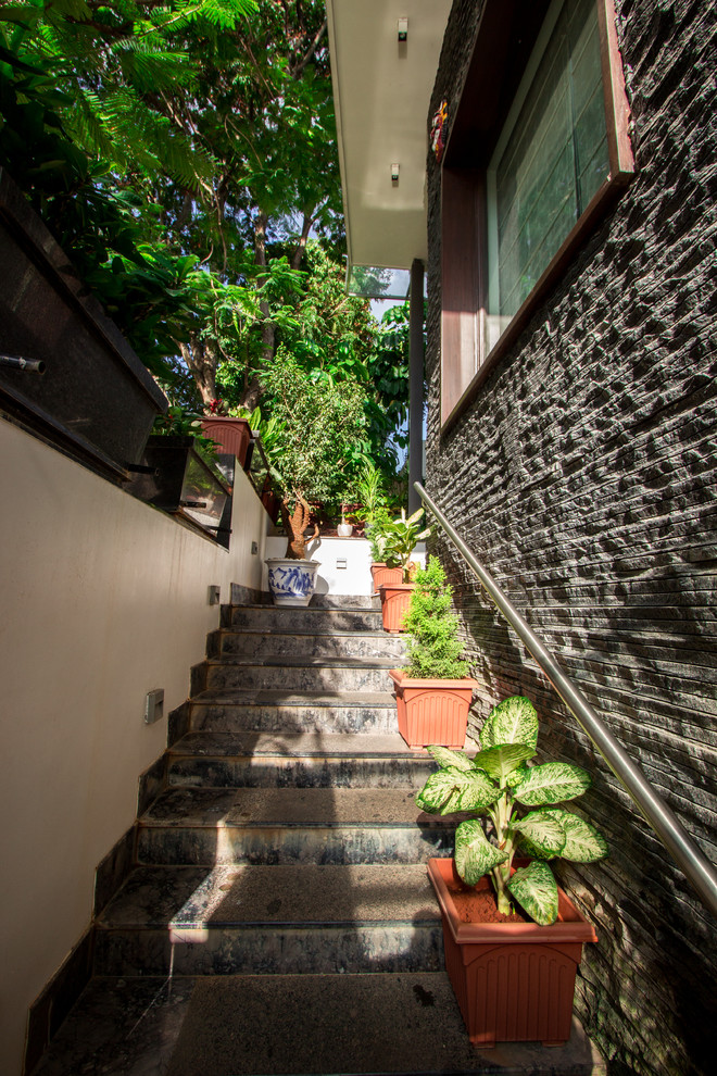 バンガロールにあるコンテンポラリースタイルのおしゃれな階段の写真