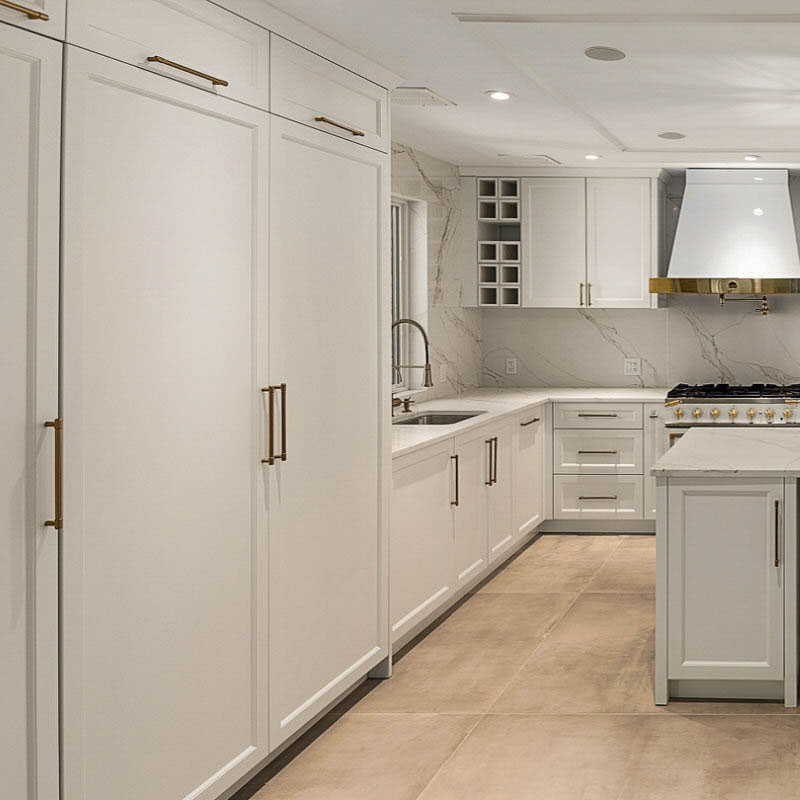 Idéer för att renovera ett stort vintage vit vitt kök, med en enkel diskho, luckor med infälld panel, vita skåp, bänkskiva i kvarts, vitt stänkskydd, färgglada vitvaror, klinkergolv i porslin, en köksö och brunt golv