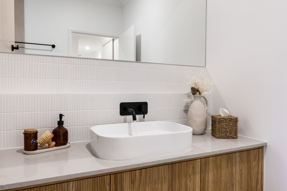 Photo of a contemporary bathroom in Brisbane.