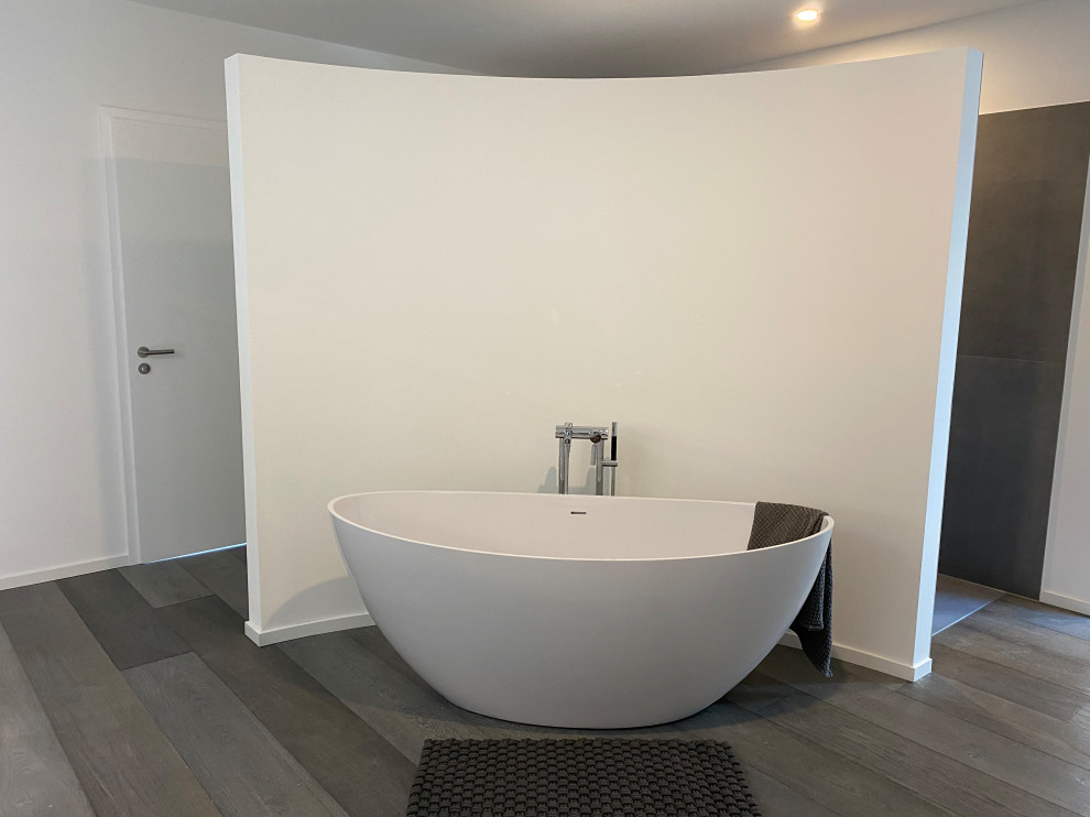 Idéer för ett mycket stort modernt en-suite badrum, med ett fristående badkar, en kantlös dusch, grå kakel, stenkakel, grå väggar, vinylgolv, grått golv och med dusch som är öppen